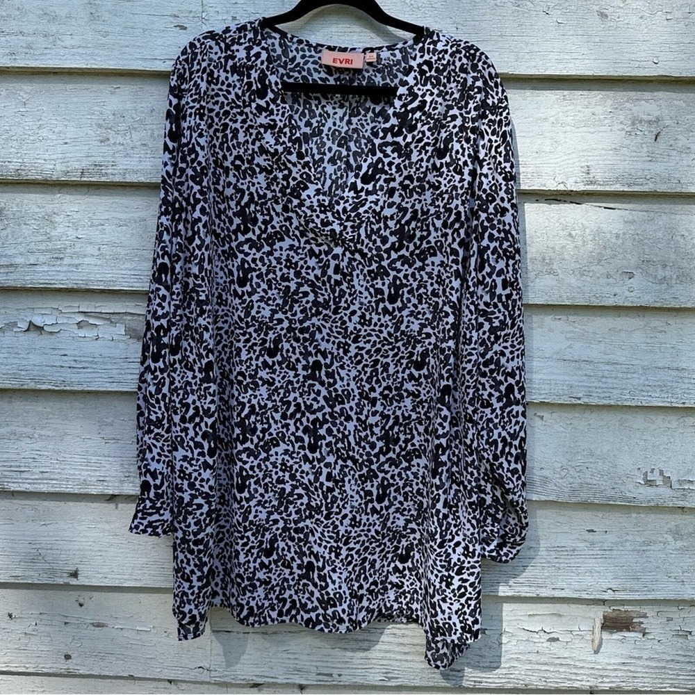 Evri Womens Blouse Amimal Print Long Sleeve in excellent condition Plus size 3X